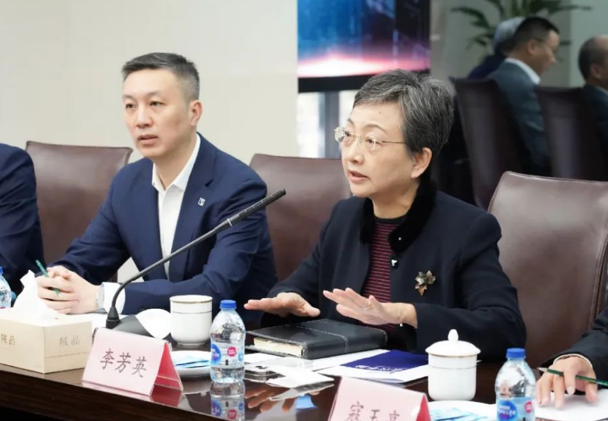 中石化高级副总裁刘宏斌一行益临公海赌船官网参观调查(图4) 中石化高级副总裁刘宏斌一行益临公海赌船官网参观调查(图4)